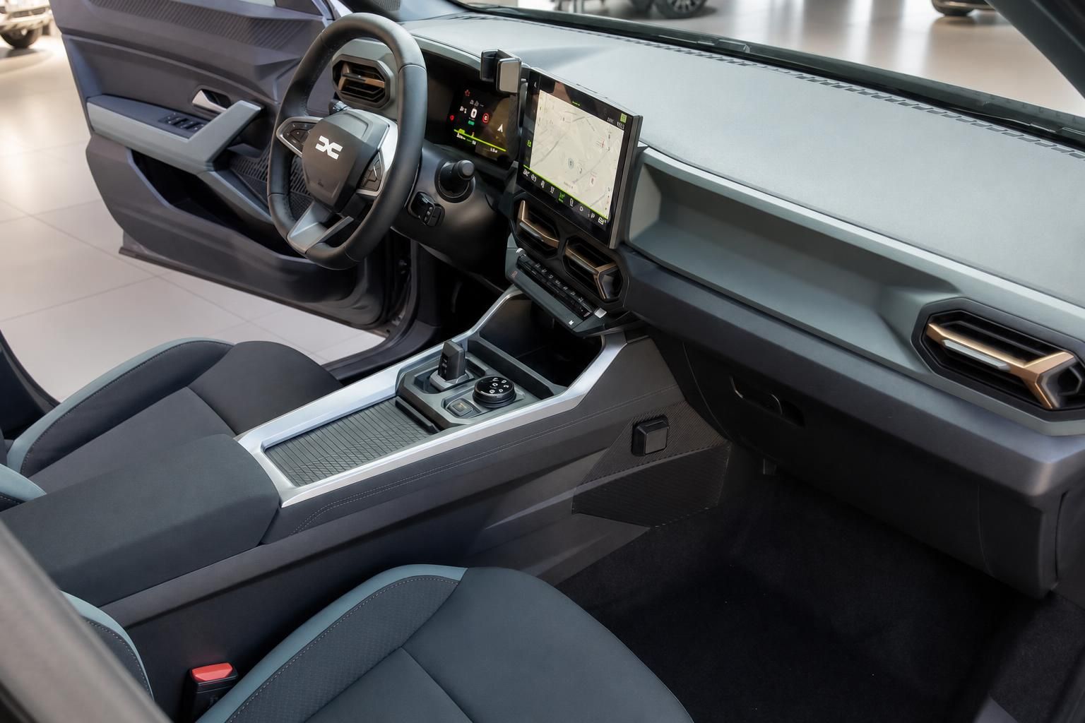 Cockpit und Armaturenbrett mit Touchscreen im Dacia Bigster