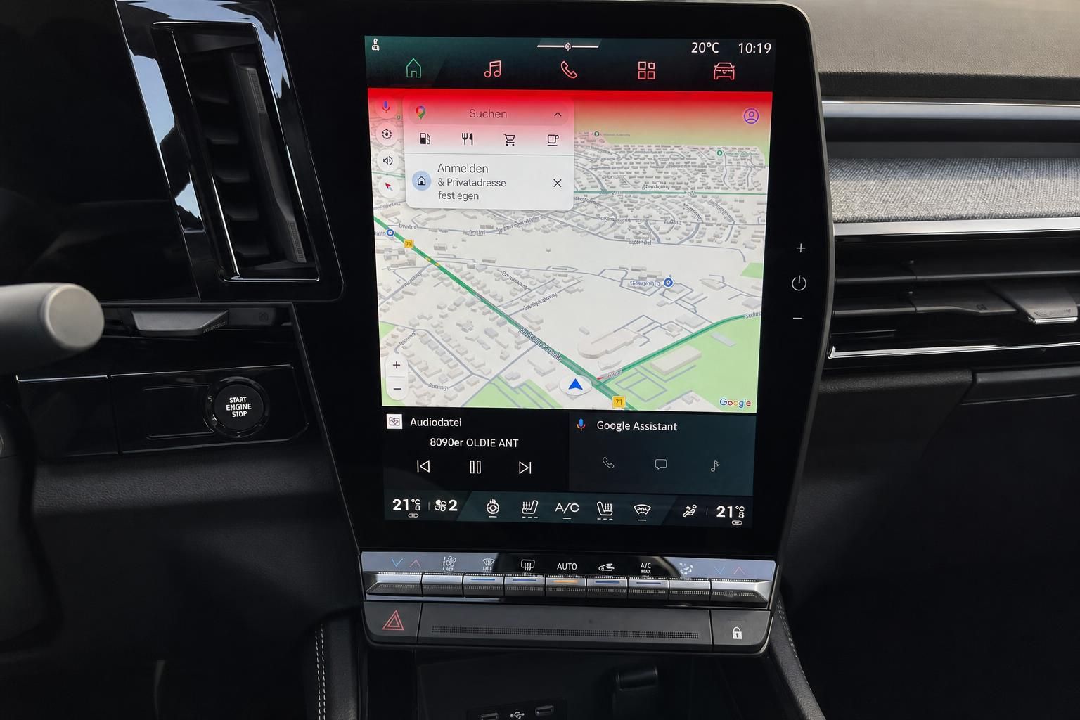 Fahrzeug Infotainment-Display mit Navigationskarte und Klimasteuerung in der Mittelkonsole