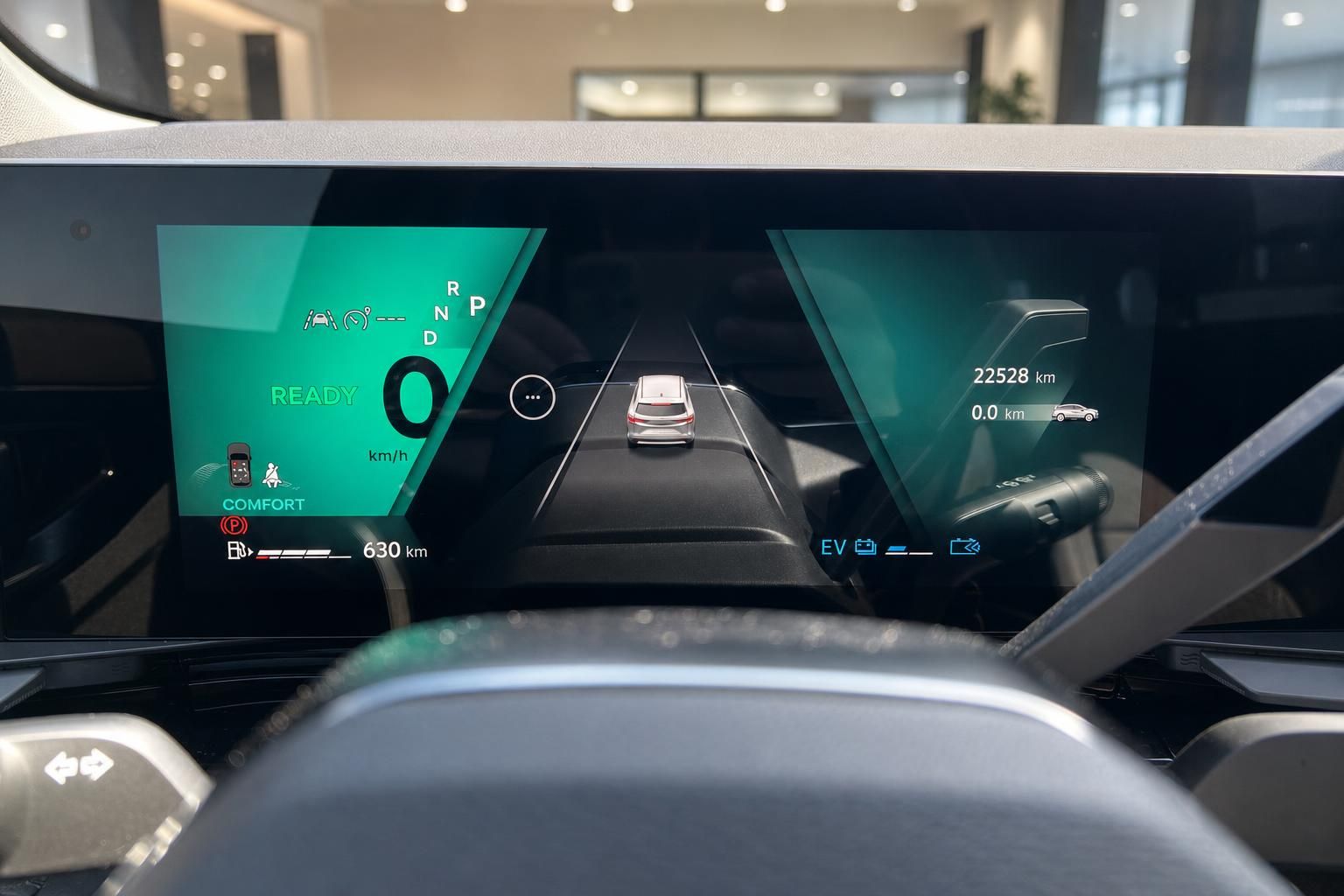 Fahrzeug-Cockpit mit digitalem Head-Up-Display und Navigationssystem