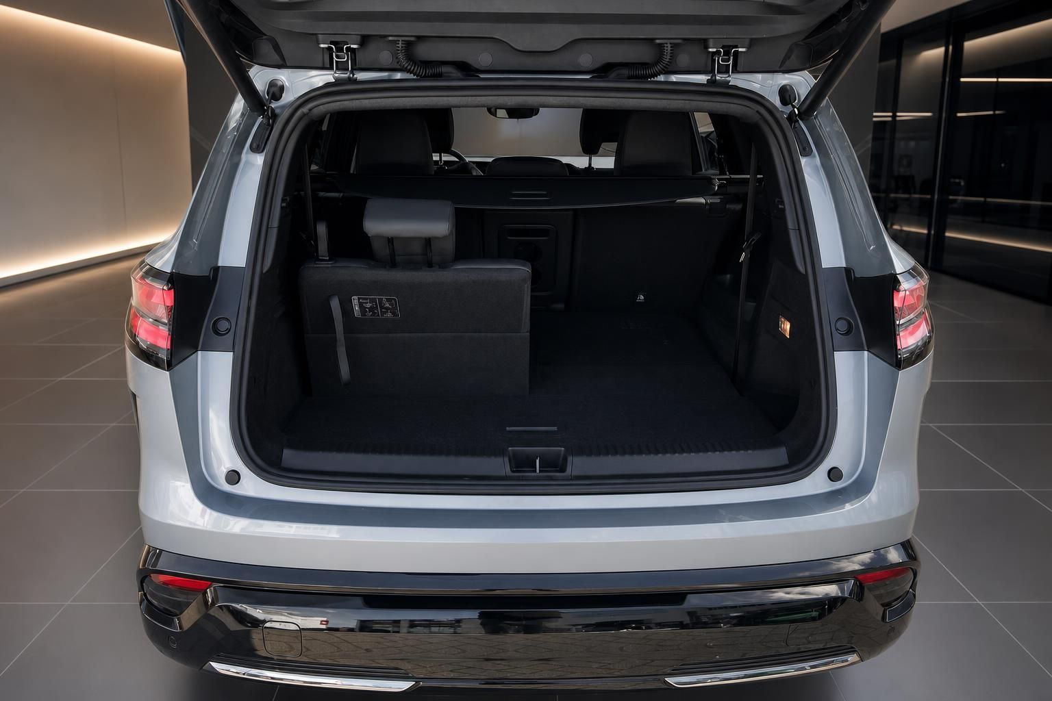 Geöffneter Kofferraum eines silbernen SUVs mit umgeklappten Rücksitzen