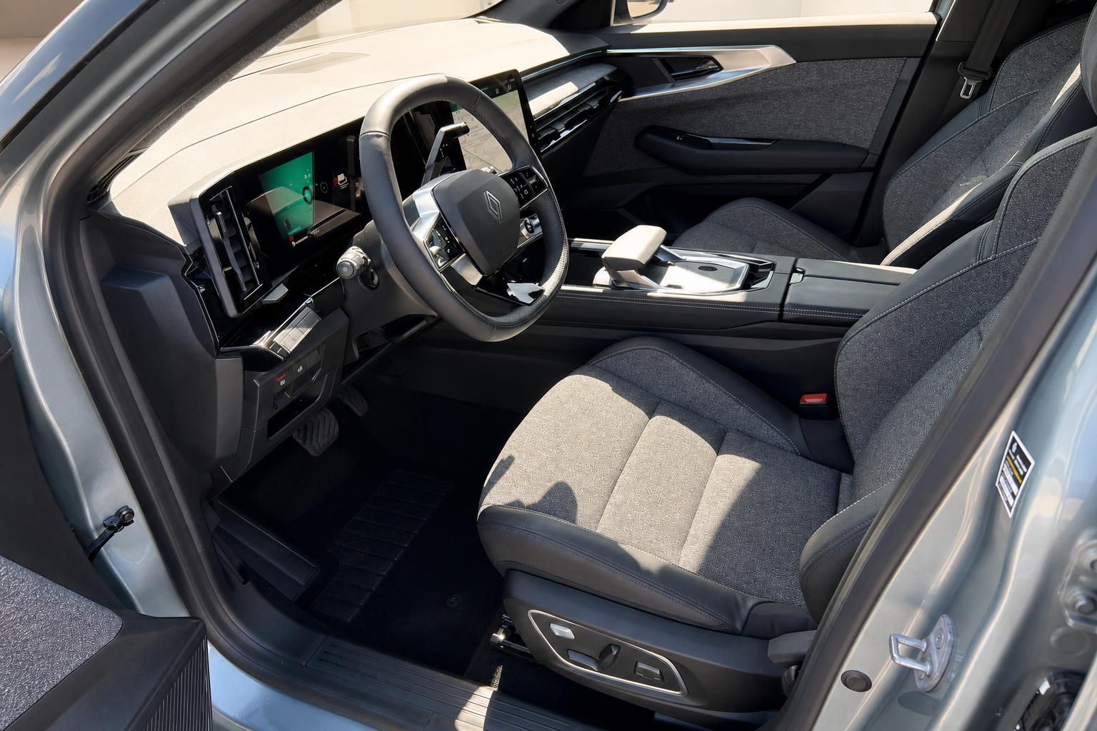 Renault Espace Fahrersitz Innenraum schwarz grau Stoff Lenkrad digitales Display
