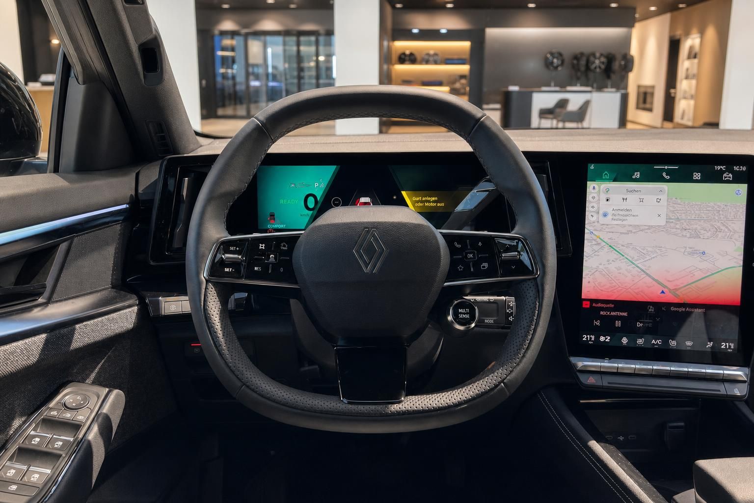 Renault Cockpit mit Lenkrad, digitalem Display und Navigationssystem im Innenraum