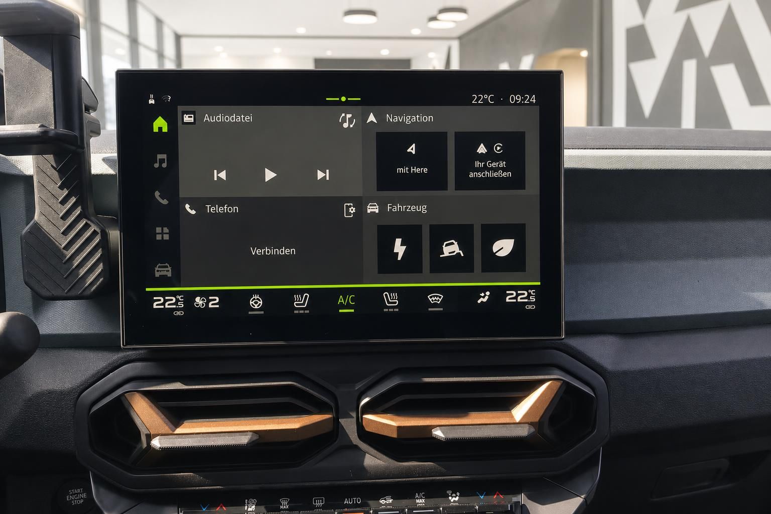 Dacia Duster Infotainment-Touchscreen mit Navigation und Klimasteuerung