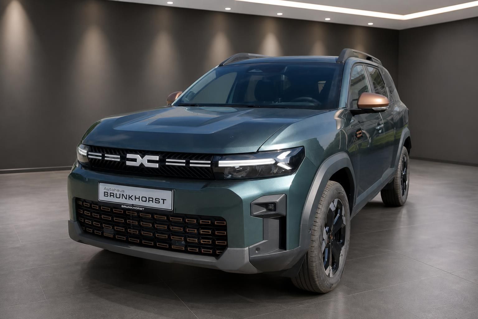 Dacia Bigster Hybrid SUV in Dunkelgrün Schrägansicht vorne im Autohaus
