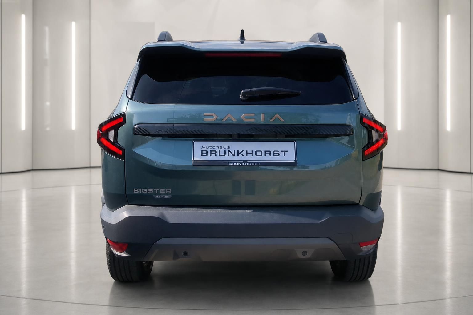 Dacia Bigster Hybrid SUV in Grün Heckansicht mit LED-Rückleuchten