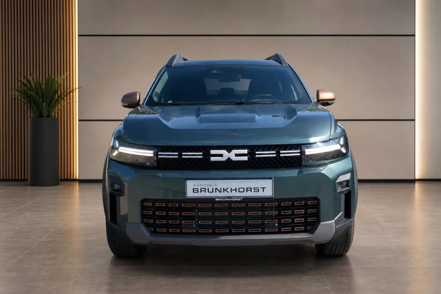 Dacia Bigster Hybrid SUV in Grün Frontansicht im Autohaus Brunkhorst