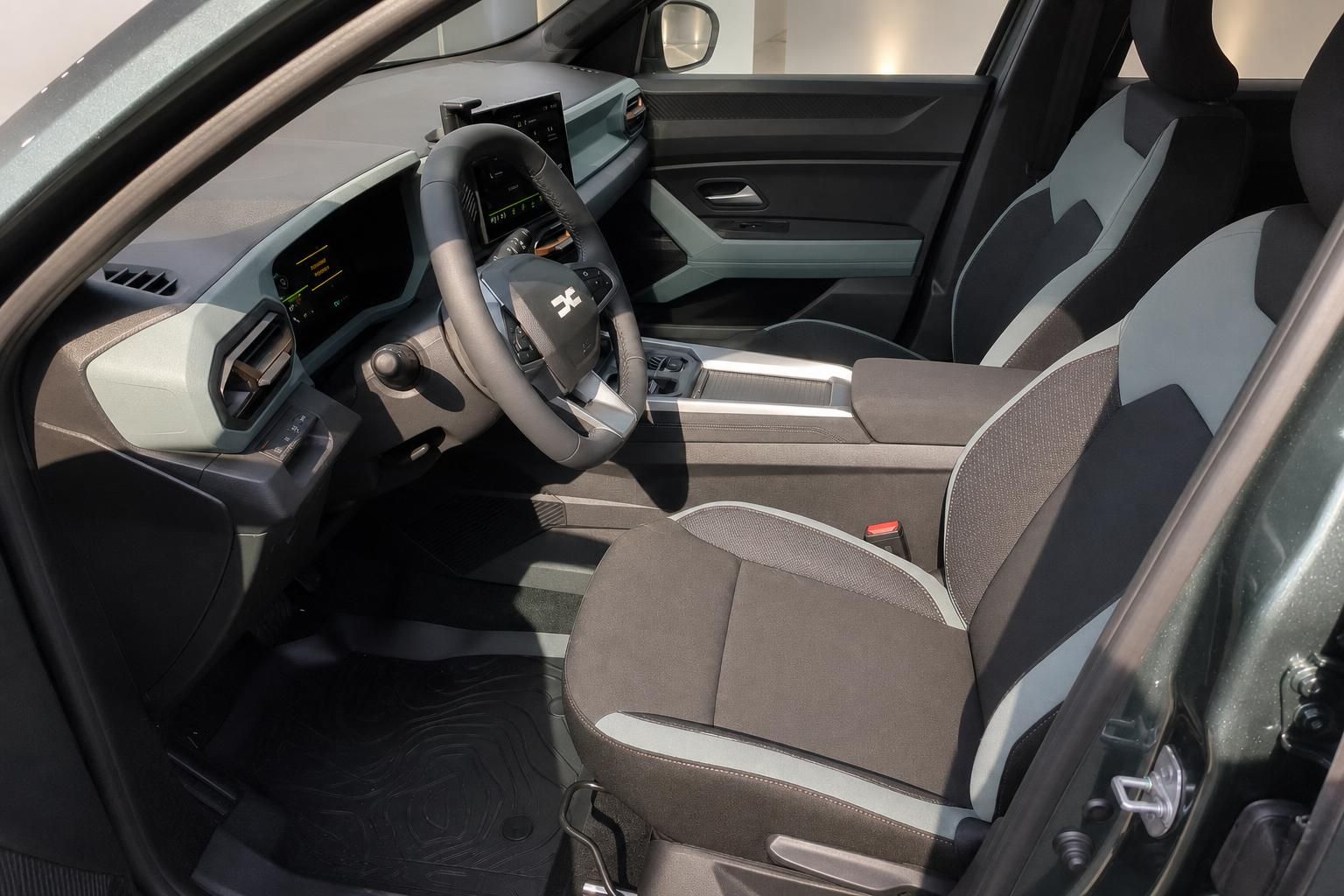 Dacia Bigster Innenraum mit Fahrersitz, Lenkrad und Touchscreen-Display