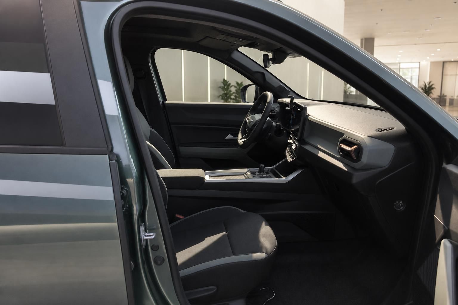 Dacia Duster Innenraum Fahrersitz und Cockpit von geöffneter Fahrertür aus