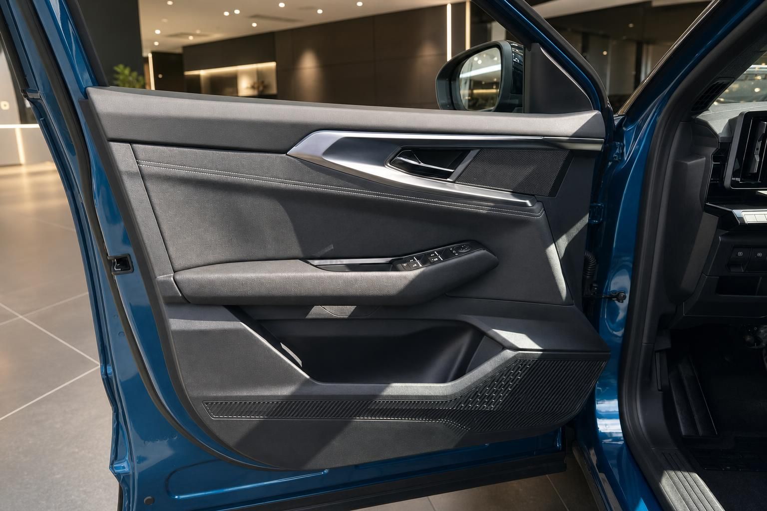 Moderne Fahrzeugtür Innenausstattung mit grauer Verkleidung und Chromdetails