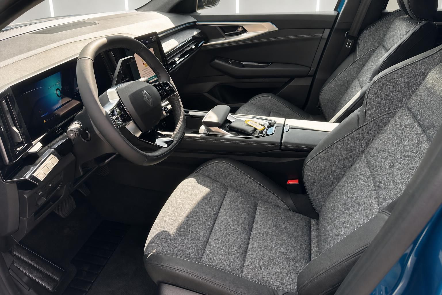 Renault Austral Innenraum mit grauer Ausstattung und modernen Sitzen