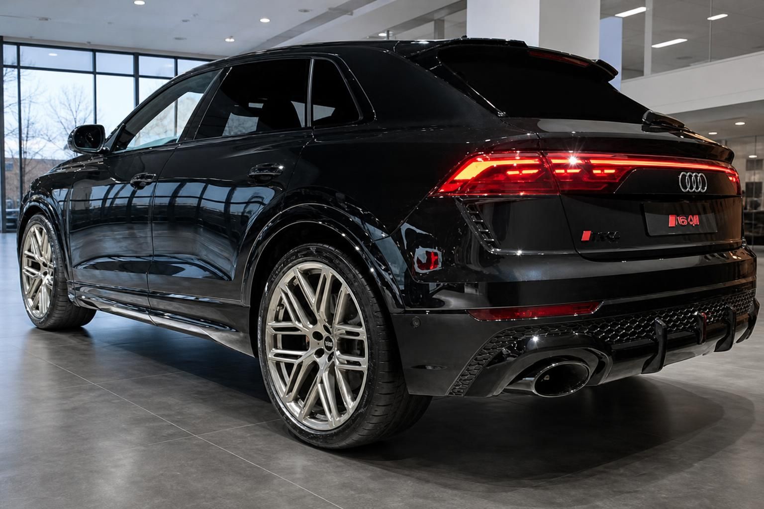 Audi RS Q8 schwarz Heckansicht mit LED-Rückleuchten und Sportauspuff im Autohaus