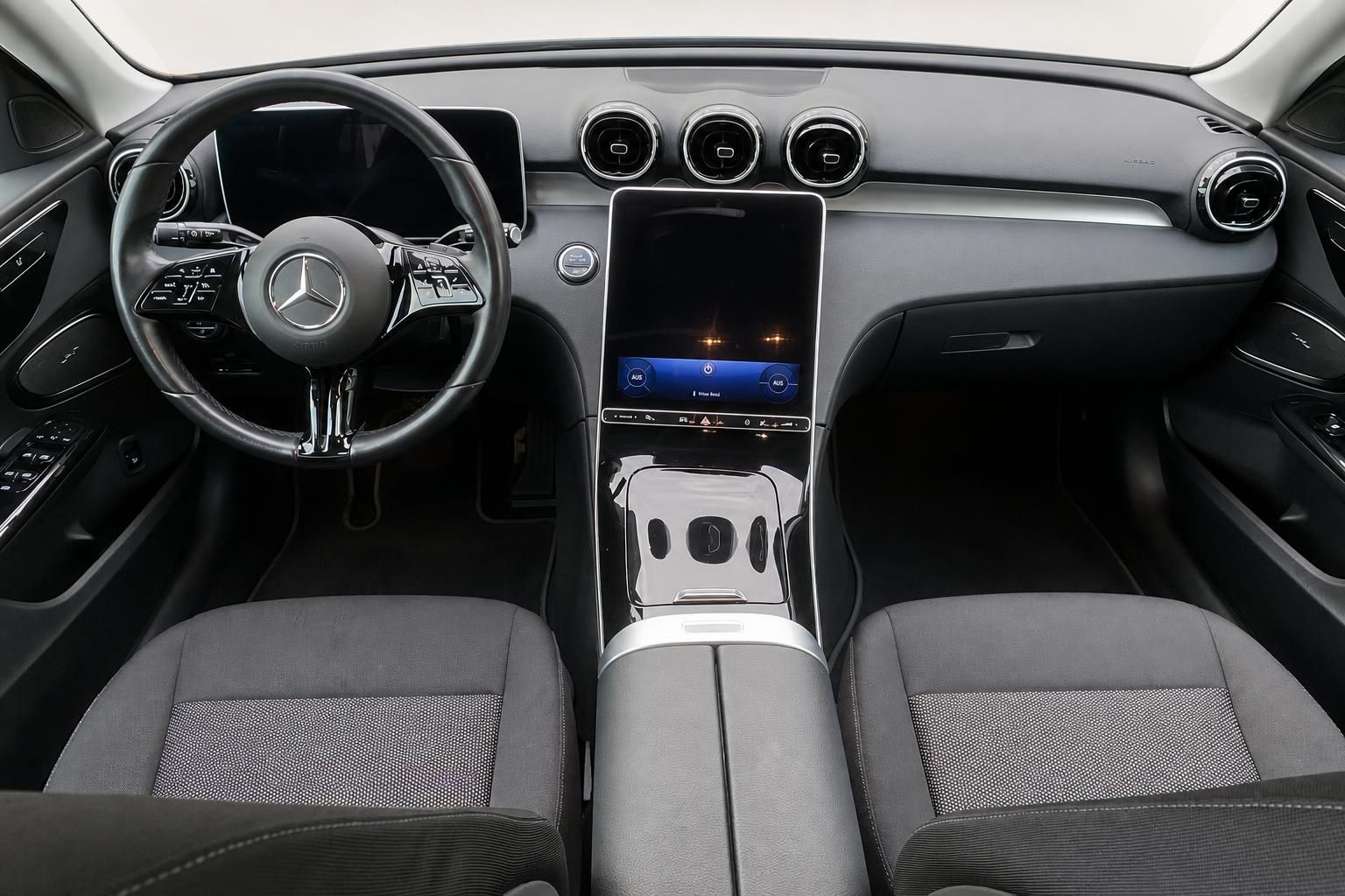 Mercedes-Benz C-Klasse Cockpit mit Lenkrad und Multimedia-Display