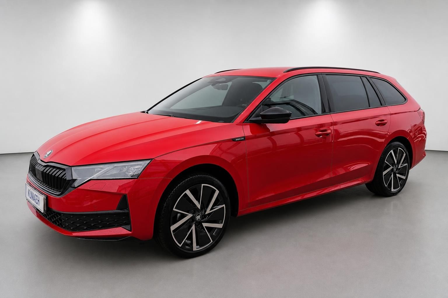 Skoda Octavia Combi in rot, Frontansicht schraeg, Sportline Felgen