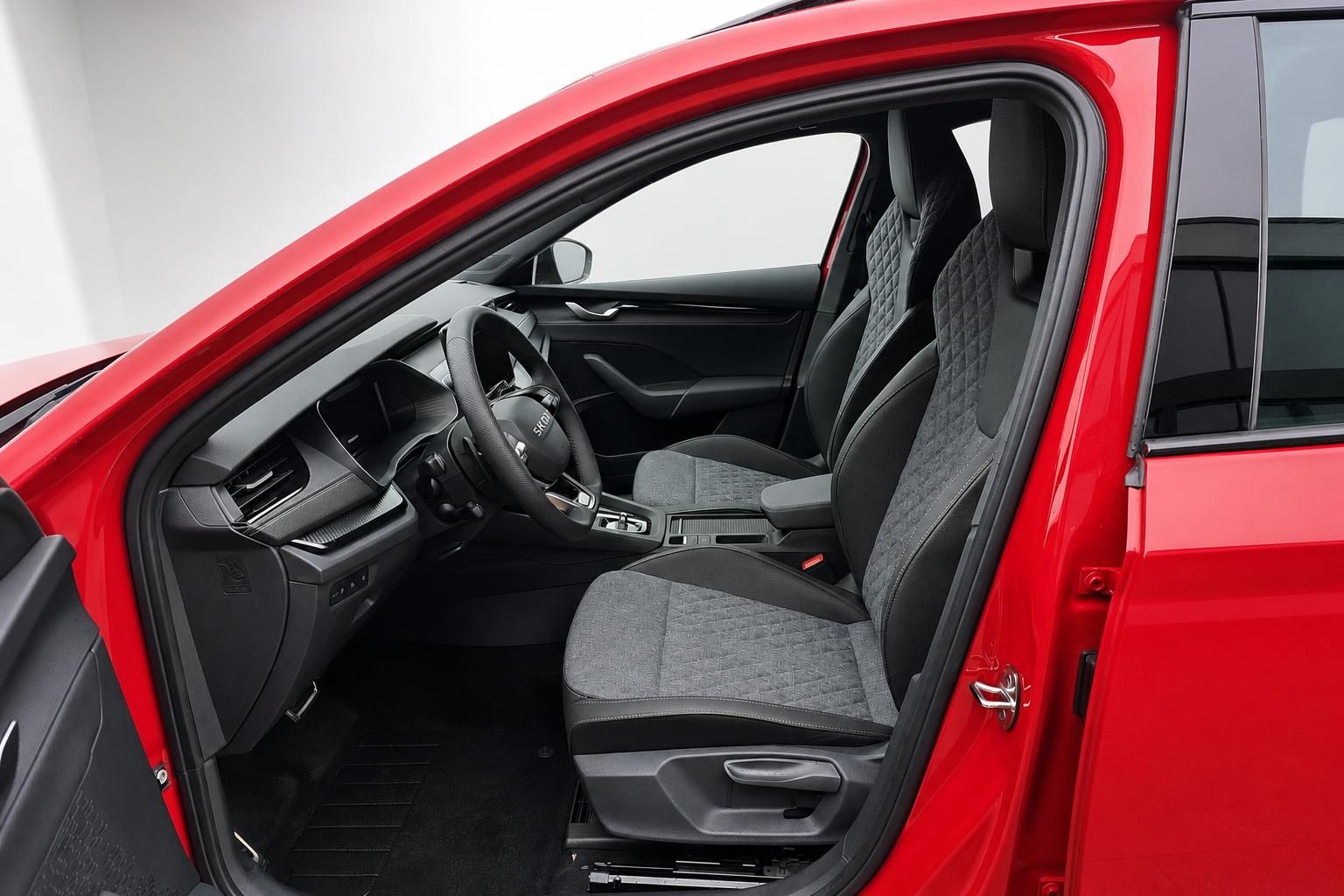 Skoda Octavia Combi rot, Innenraum mit Sportsitzen und Cockpit