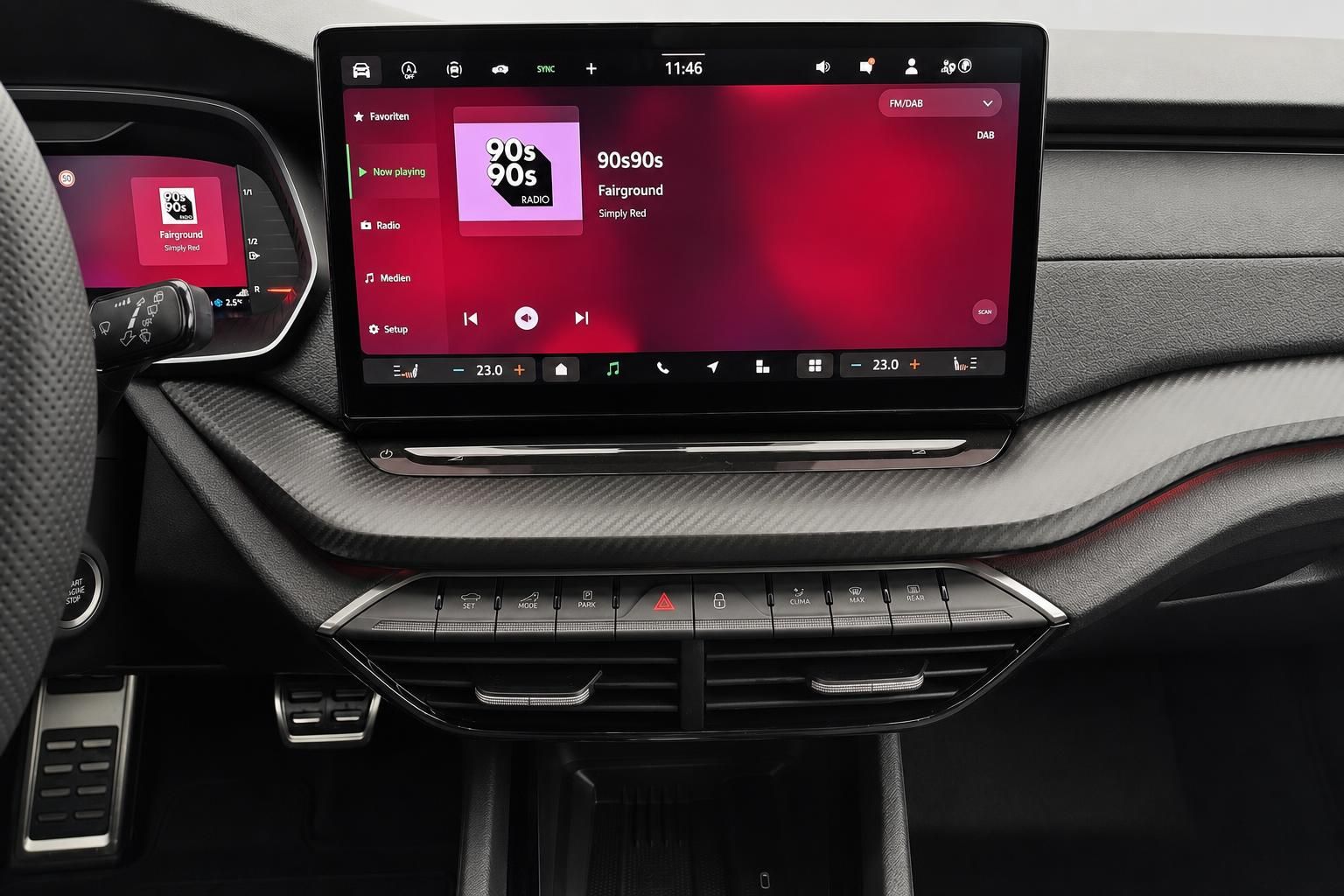 Skoda Octavia Infotainment Display mit Radio und Bedienelementen