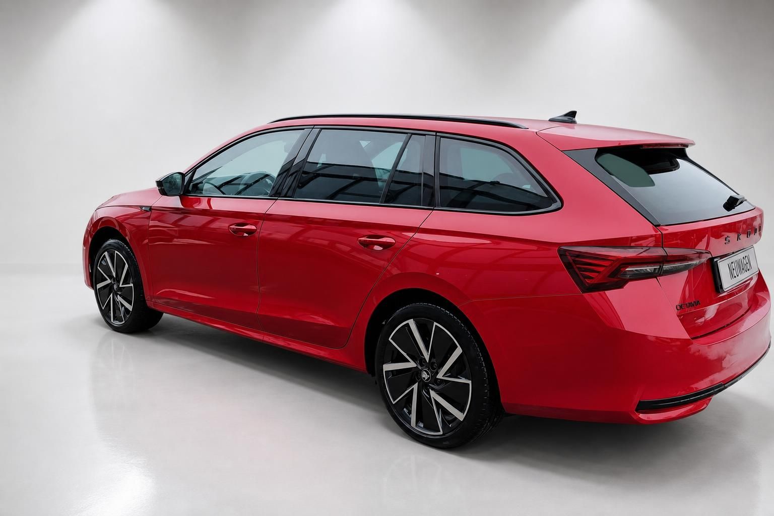 Skoda Octavia Combi rot, Heckansicht schräg im Studio