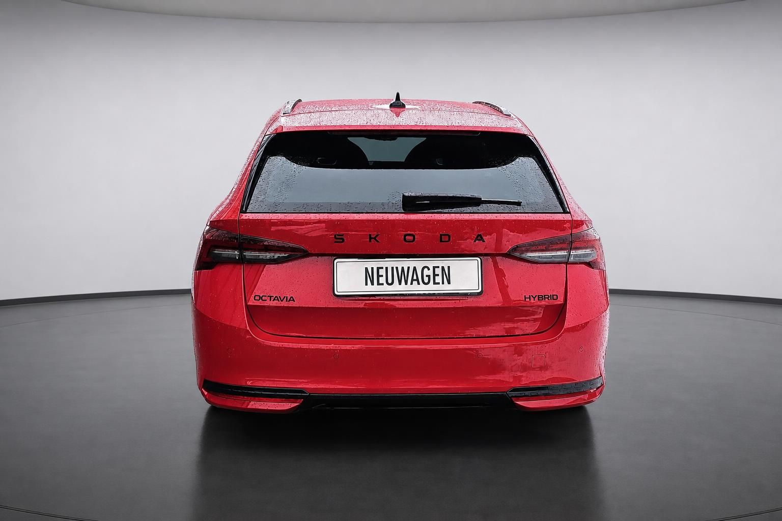 Skoda Octavia Hybrid rot, Heckansicht mit Kennzeichen