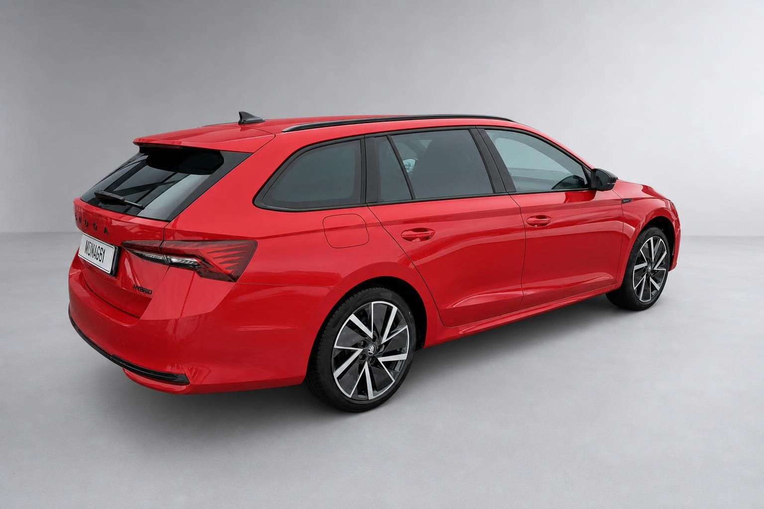 Skoda Octavia Combi Hybrid rot, Heckansicht schraeg von hinten