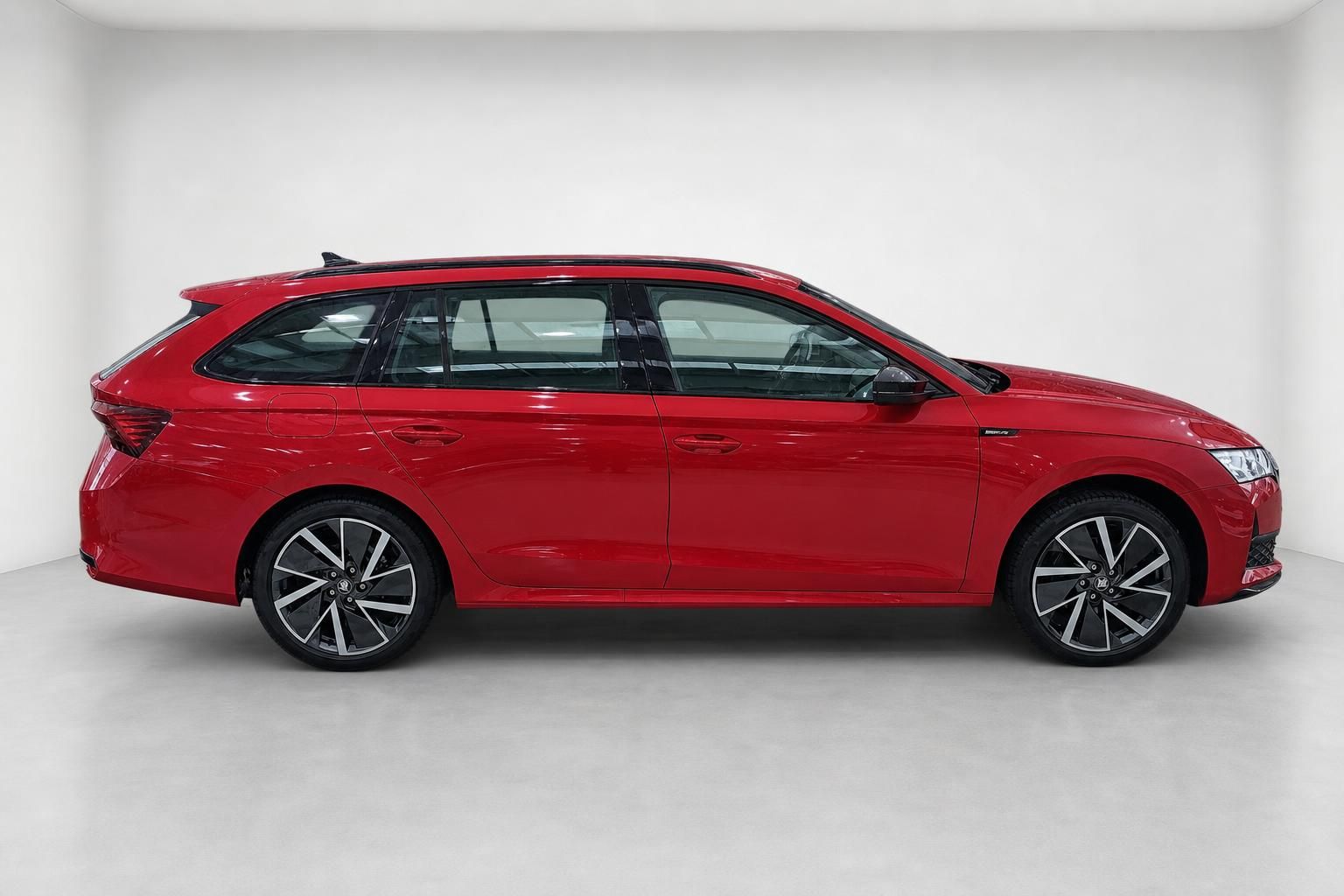 Skoda Octavia Combi rot, Seitenansicht von links im Studio