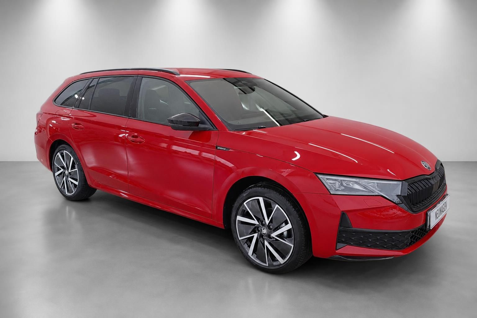 Skoda Octavia Combi Sportline in Rot, Seitenansicht schraeg vorne