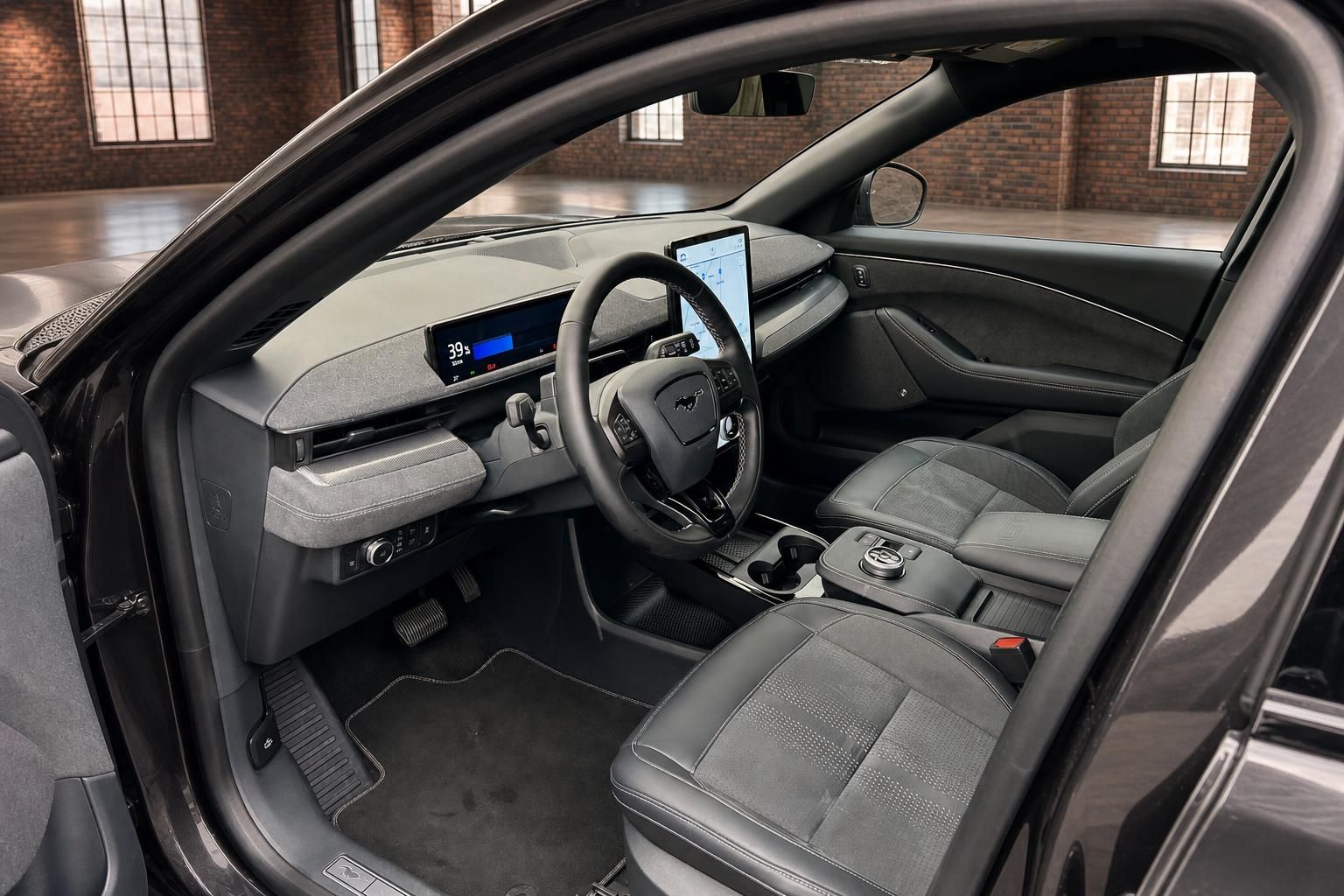 Innenraum Ford Mustang Mach-E mit Cockpit, Lederausstattung und Touchscreen
