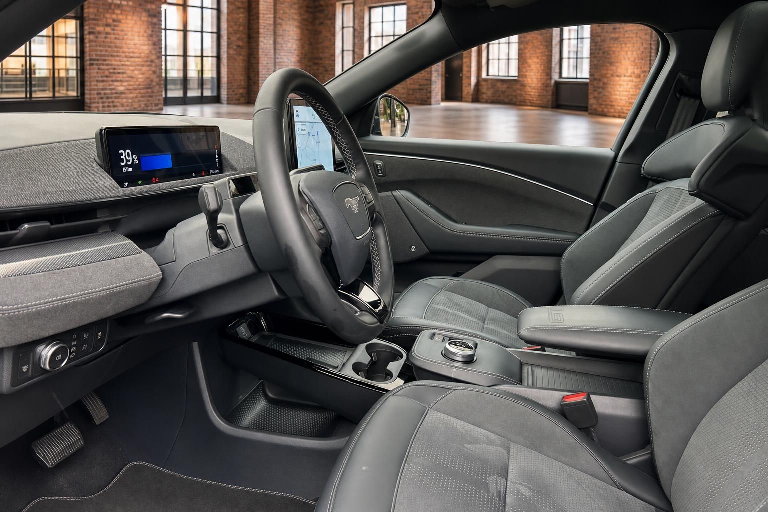 Ford Mustang Mach-E Innenraum mit Cockpit und Ledersitzen
