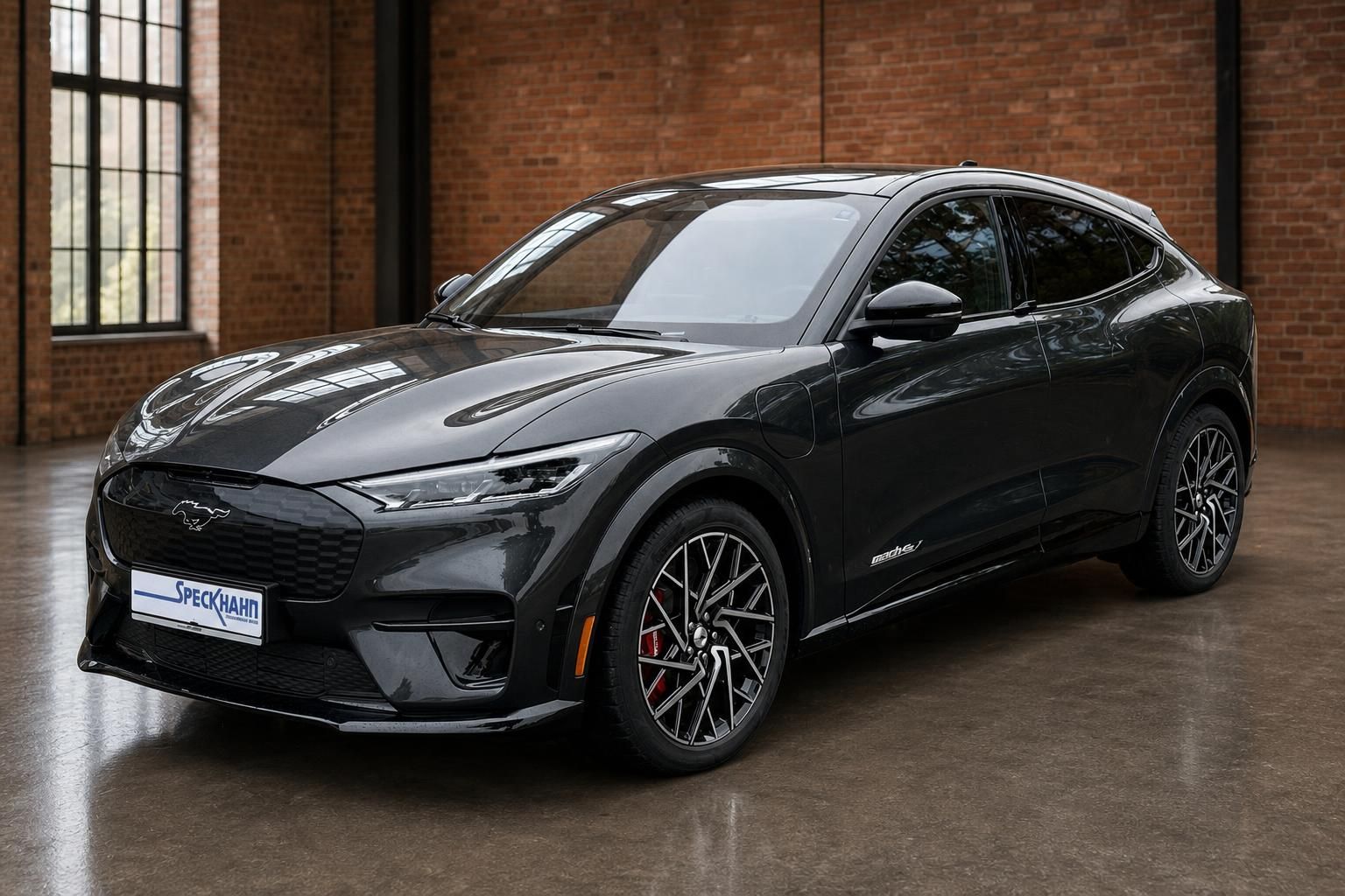 Ford Mustang Mach-E GT schwarz, Frontansicht in Halle