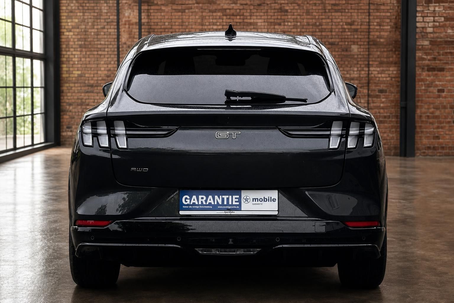 Ford Mustang Mach-E GT in Schwarz, Heckansicht mit LED-Rückleuchten