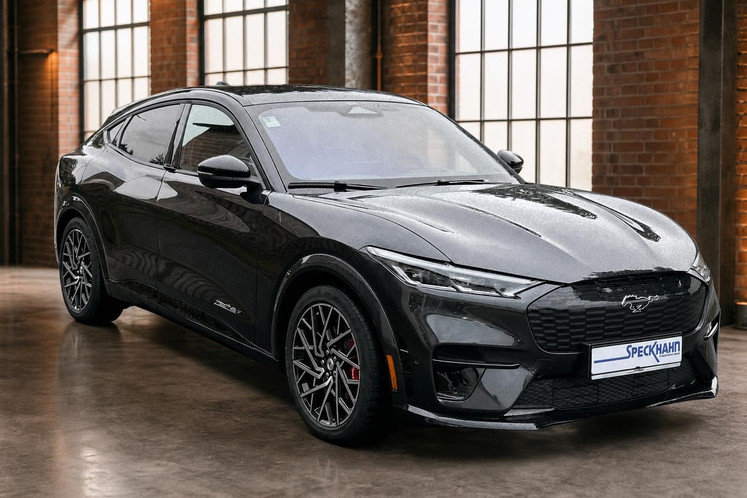 Ford Mustang Mach-E schwarz, Frontansicht schräg in Werkshalle