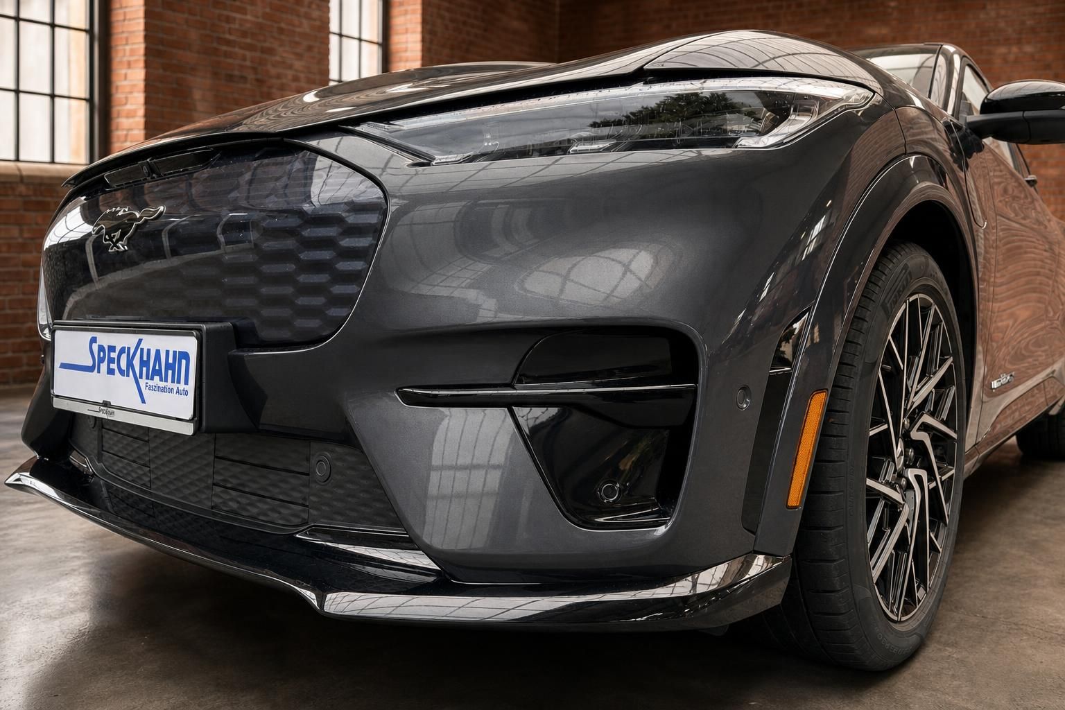 Ford Mustang Mach-E Frontpartie mit Kennzeichenhalter Speckhahn Detailansicht