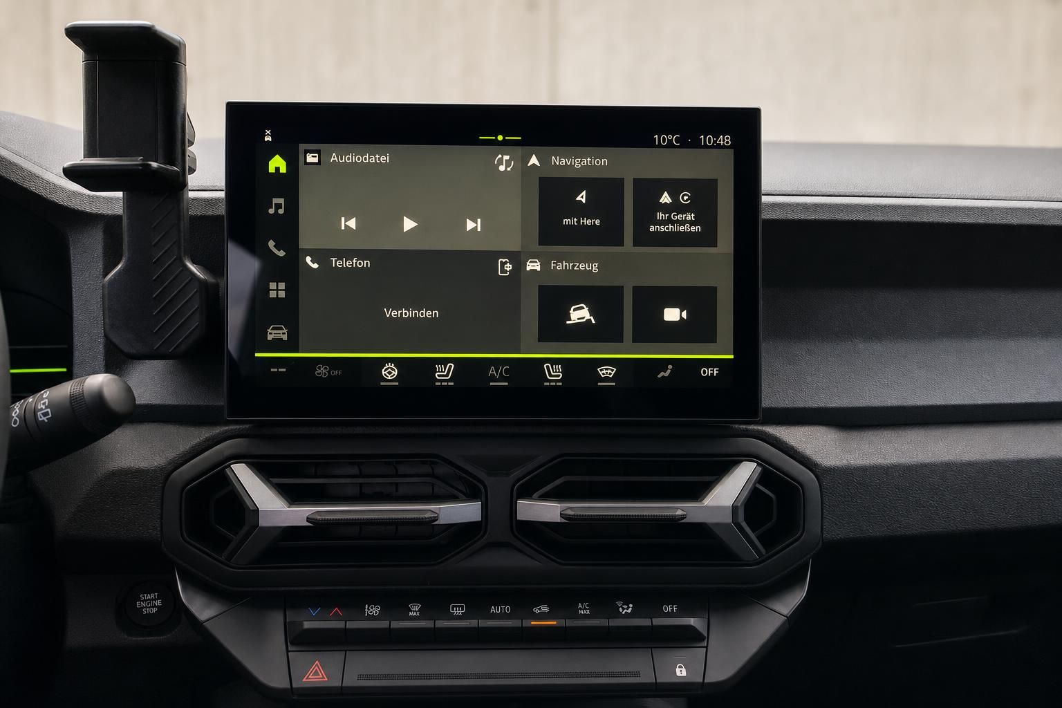 Innenraum Infotainment-System mit Touchscreen und Armaturenbrett in schwarzem Design