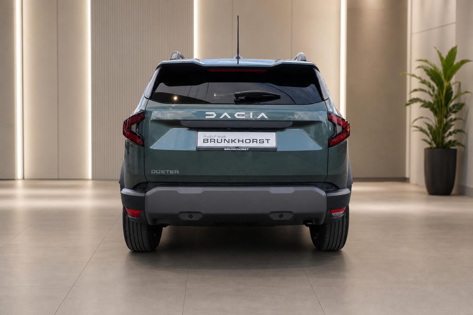 Dacia Duster SUV Heckansicht in grün - robustes Design mit LED-Rücklichtern und Dachgepäckträger
