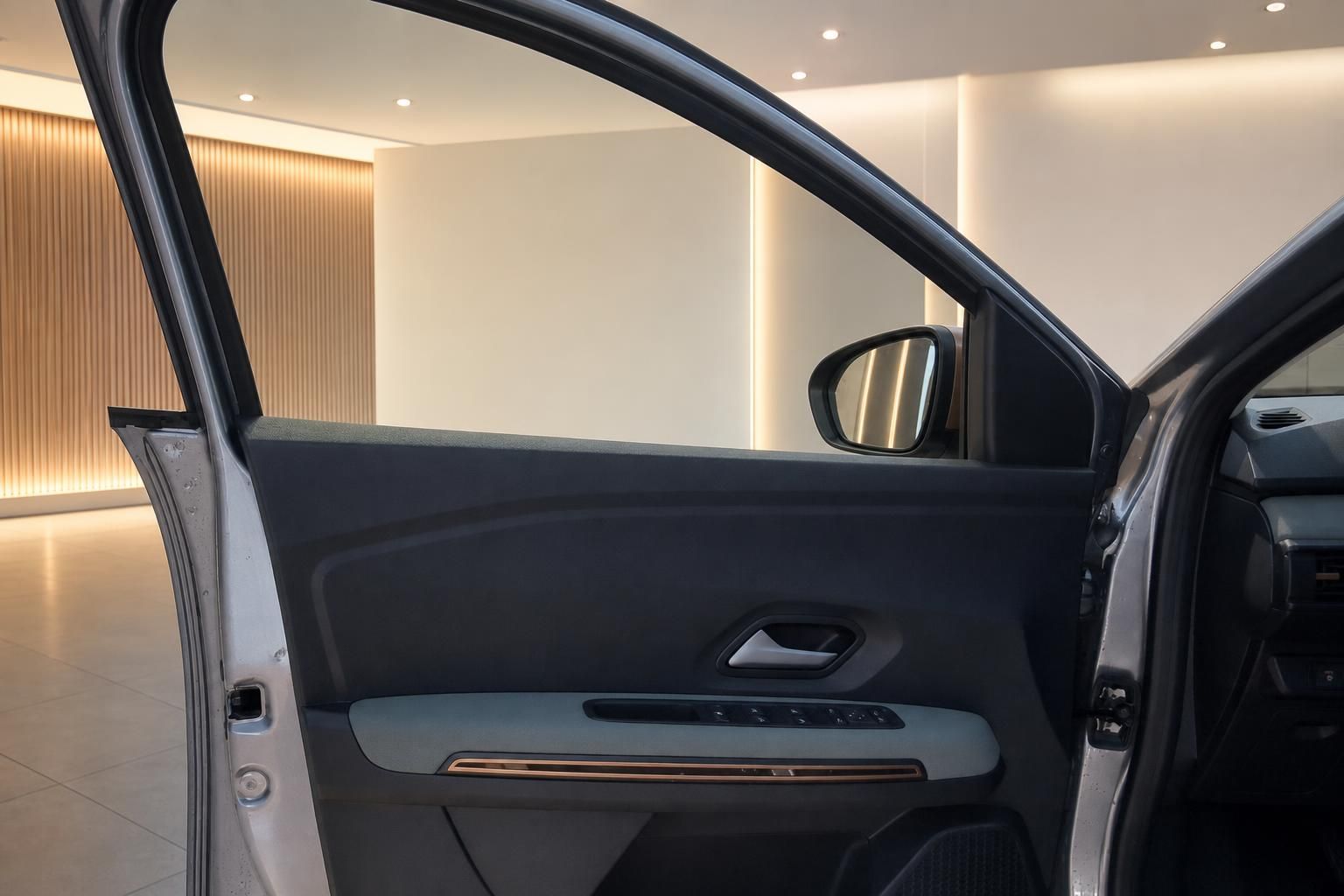 Dacia Fahrertür Innenverkleidung mit Türgriff, Fensterheber und Außenspiegel im Showroom