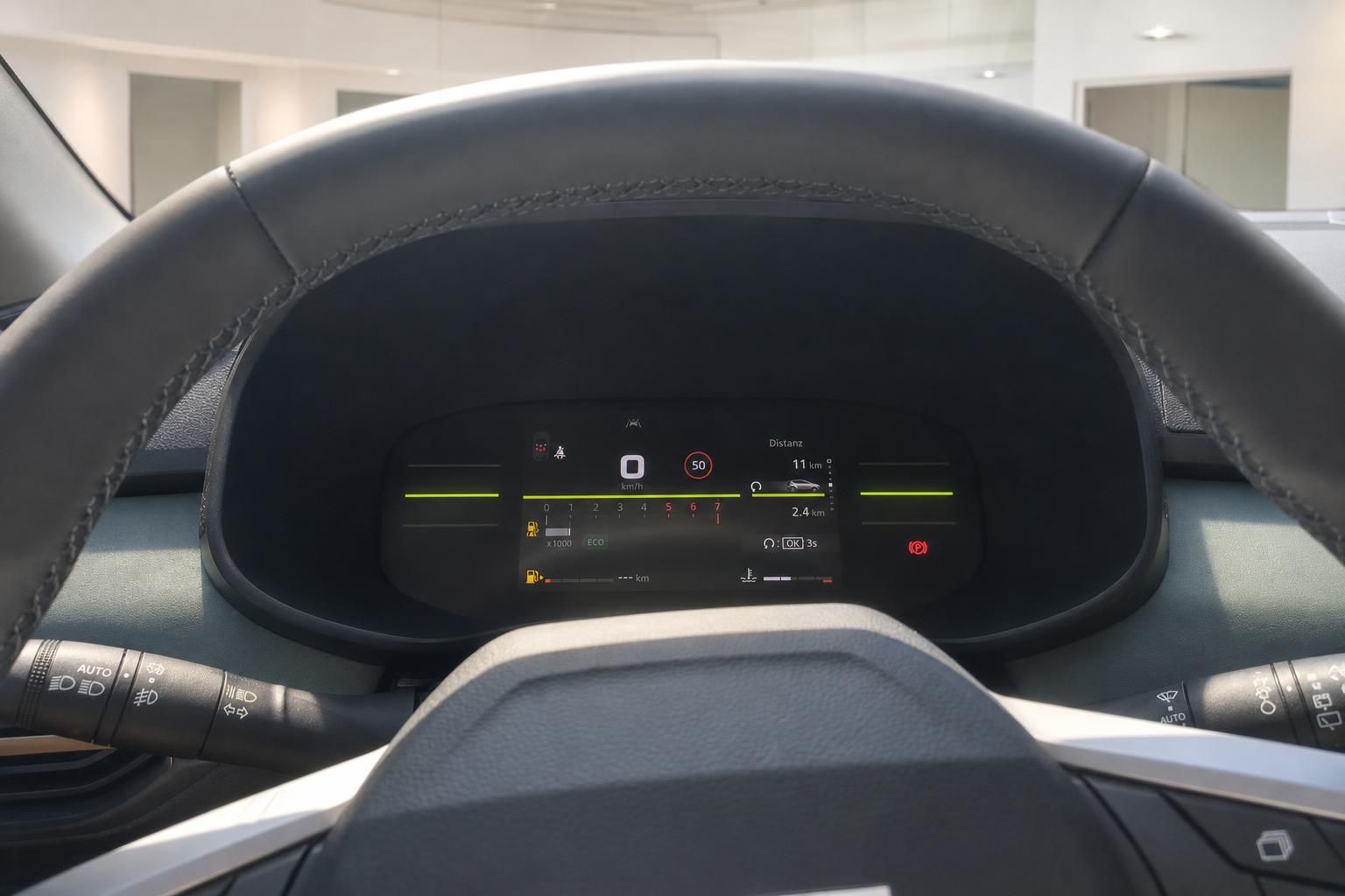 Digitales Kombiinstrument im Fahrzeug-Innenraum mit Tachoanzeige und Fahrerassistenzsystem