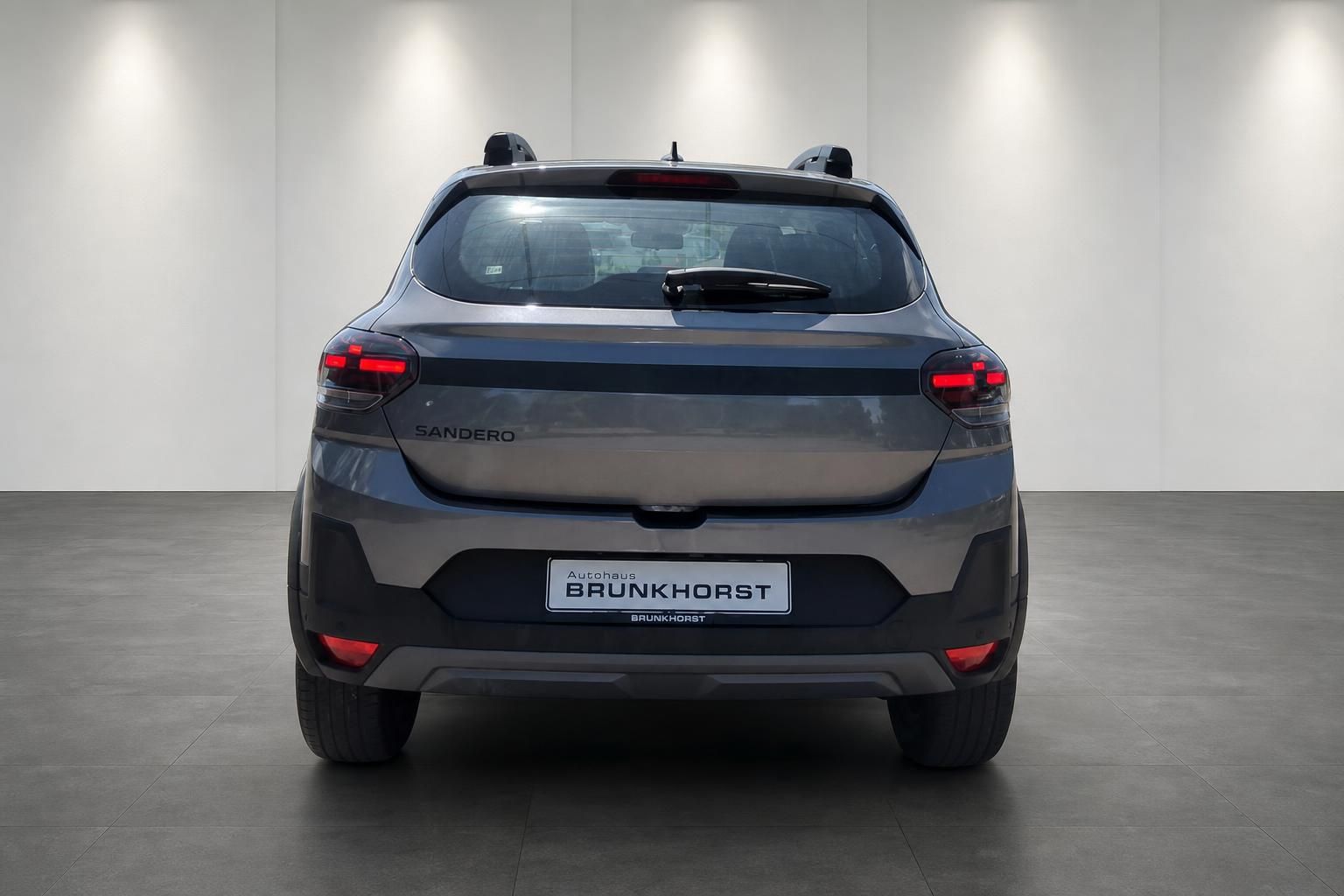 Dacia Sandero Stepway grau Heckansicht im Autohaus – Rücklichter und Dachgepäckträger