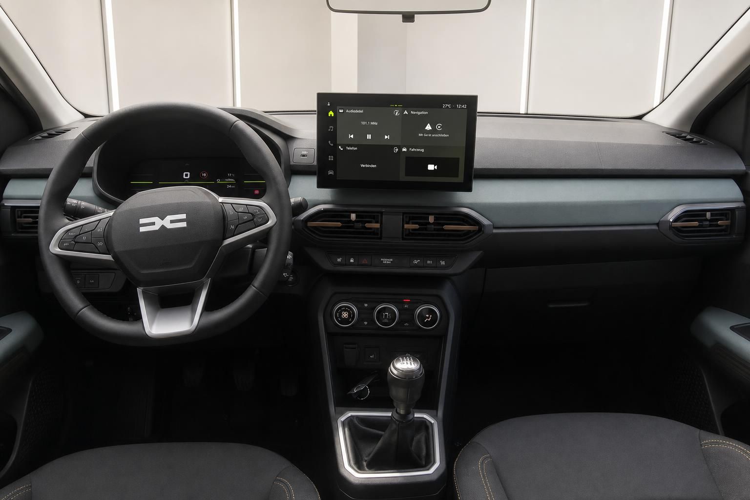 Dacia Sandero Stepway Innenraum – Cockpit mit Touchscreen, Lenkrad und Schaltgetriebe