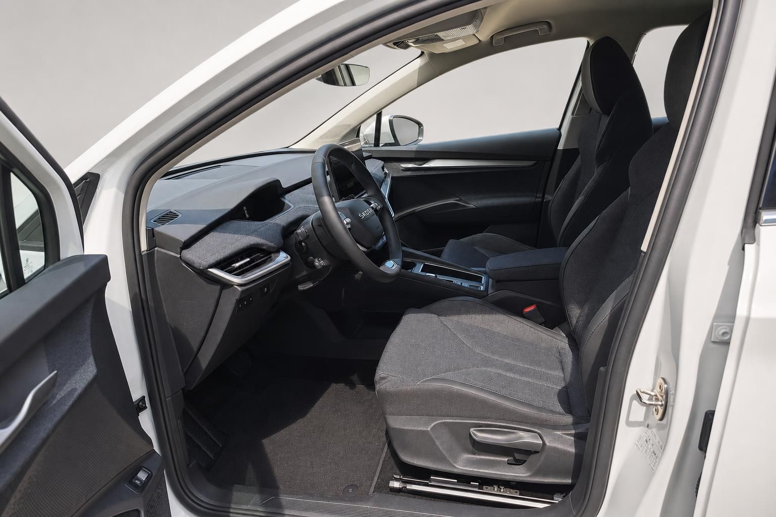 Skoda Elroq Innenraum, Fahrersitz und Armaturenbrett im Detail