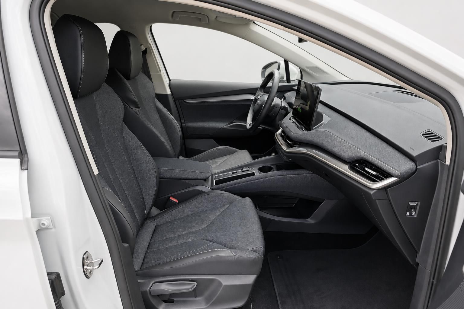 Skoda Elroq Interieur mit Sitzen, Mittelkonsole und Display