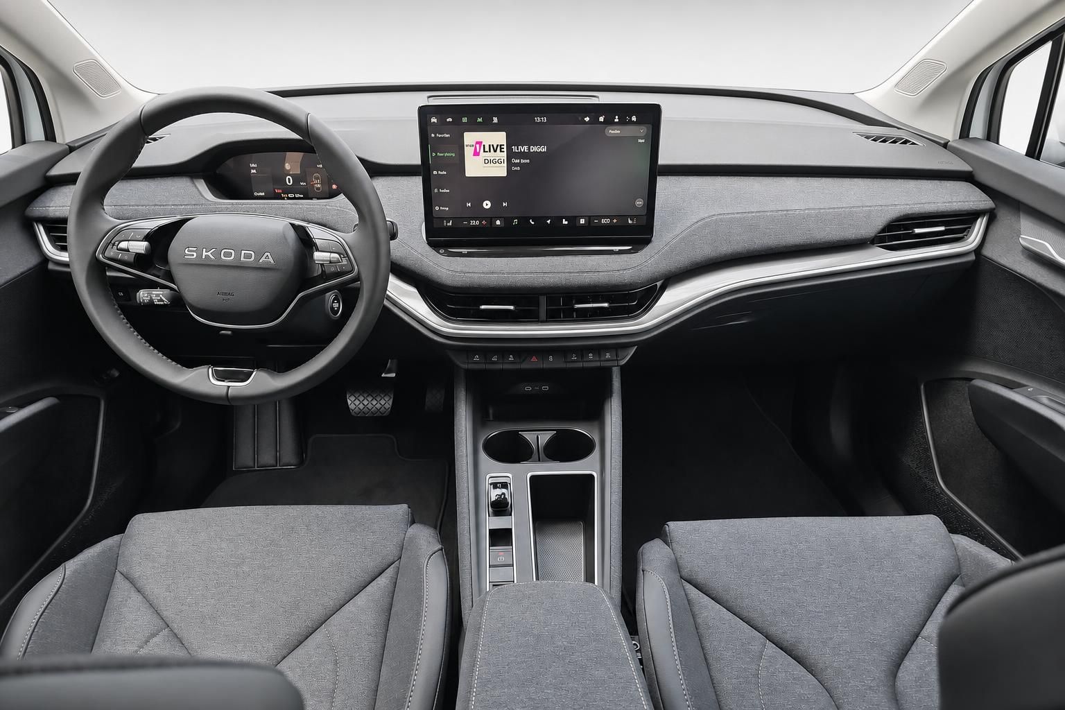 Skoda Cockpit mit Lenkrad und Infotainment-Touchscreen im Detail