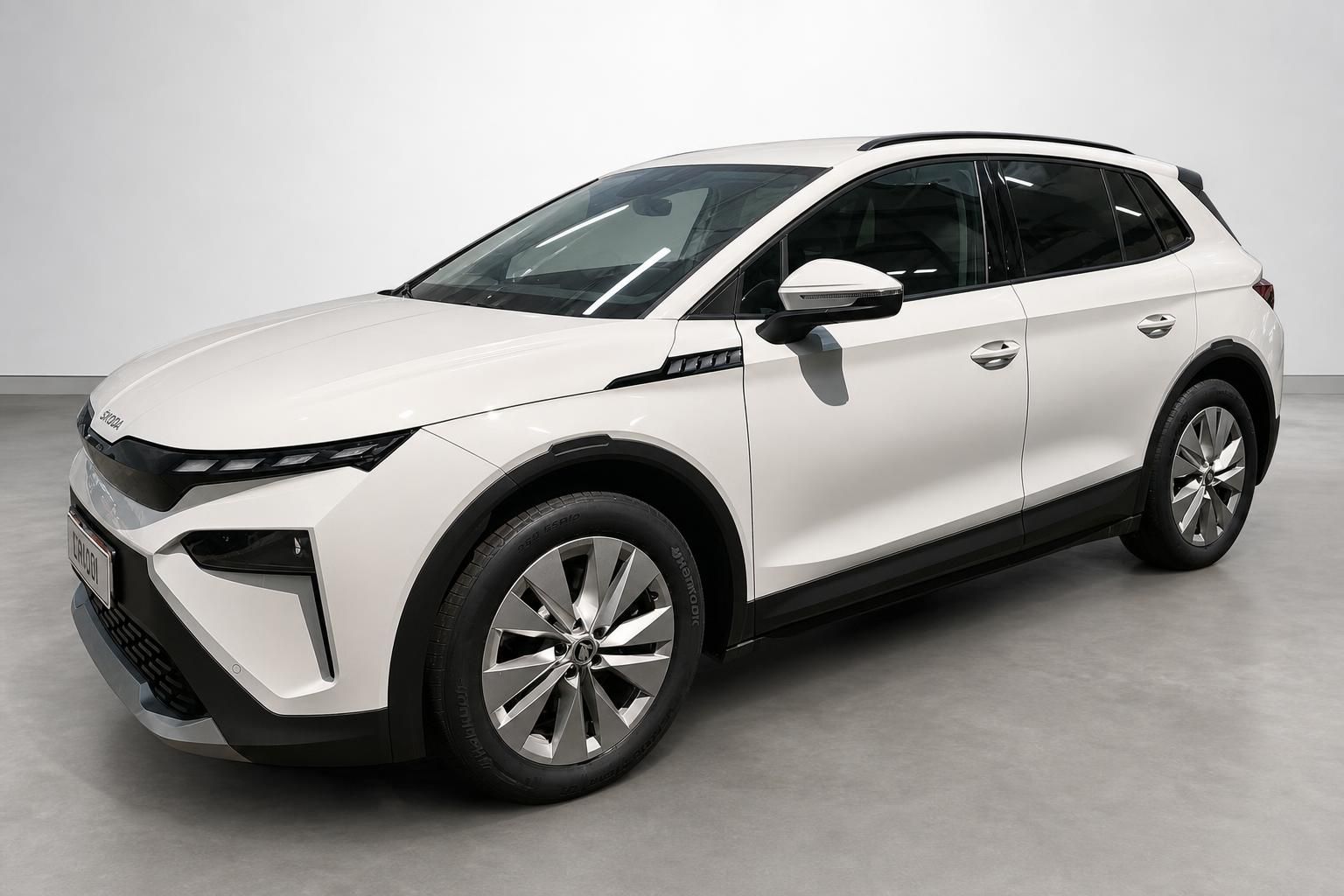 Skoda Elroq weiß Frontansicht schräg Elektro-SUV Studio