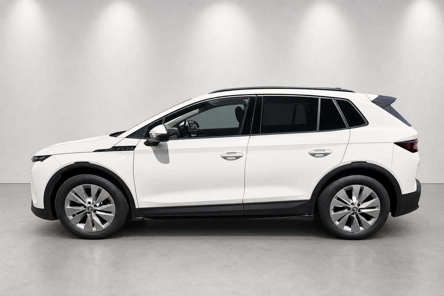Skoda Elroq weiß Seitenansicht Elektro-SUV Studioaufnahme