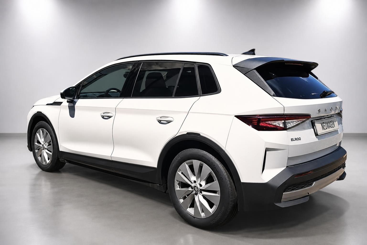 Skoda Elroq weiß Heckansicht Elektro-SUV im Studio