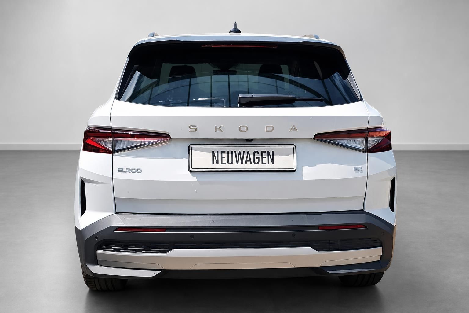 Skoda Elroq Elektro-SUV in Weiss, Heckansicht im Studio