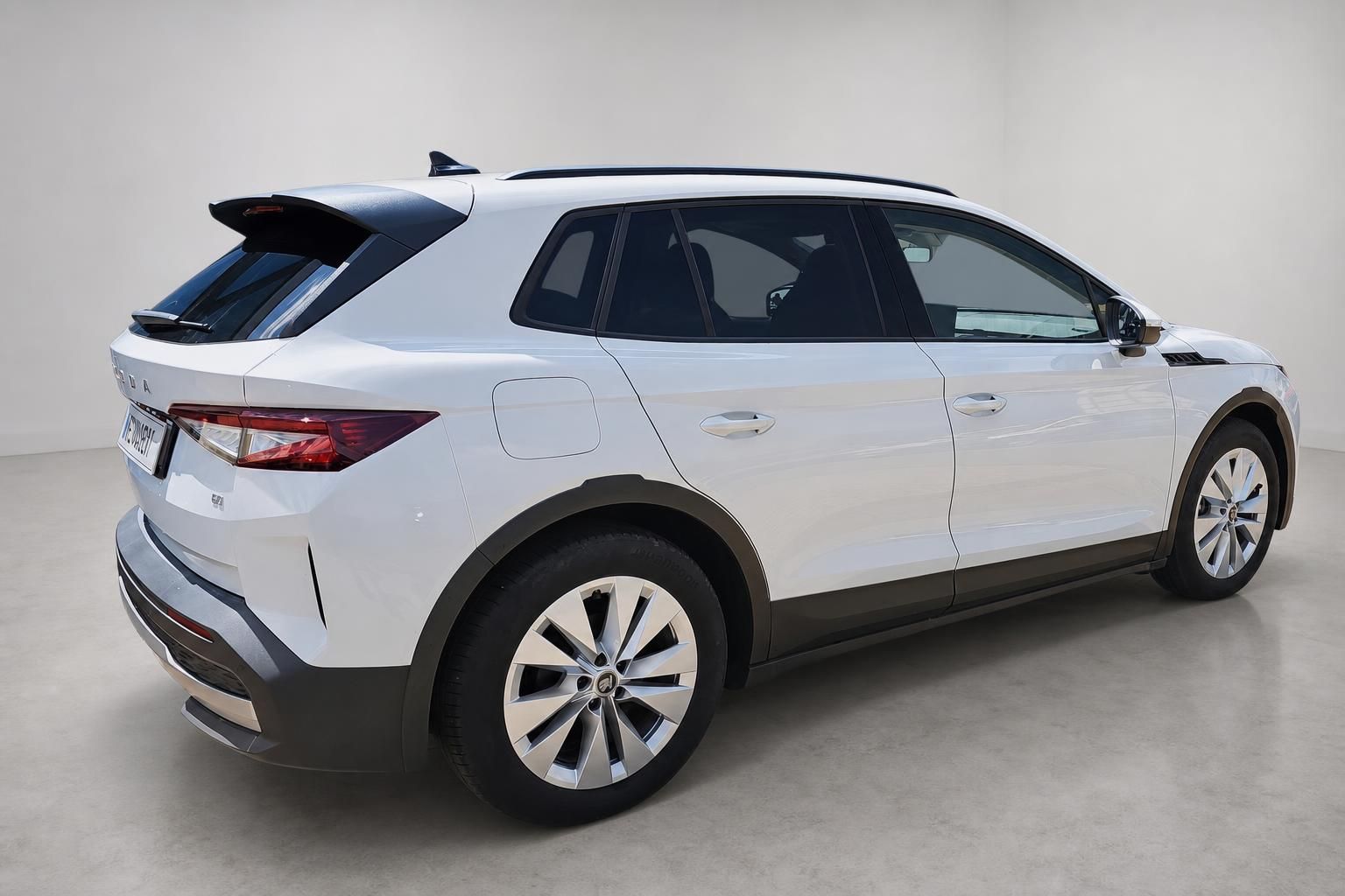 Skoda Elroq weiss, Seitenansicht schraeg von hinten im Studio