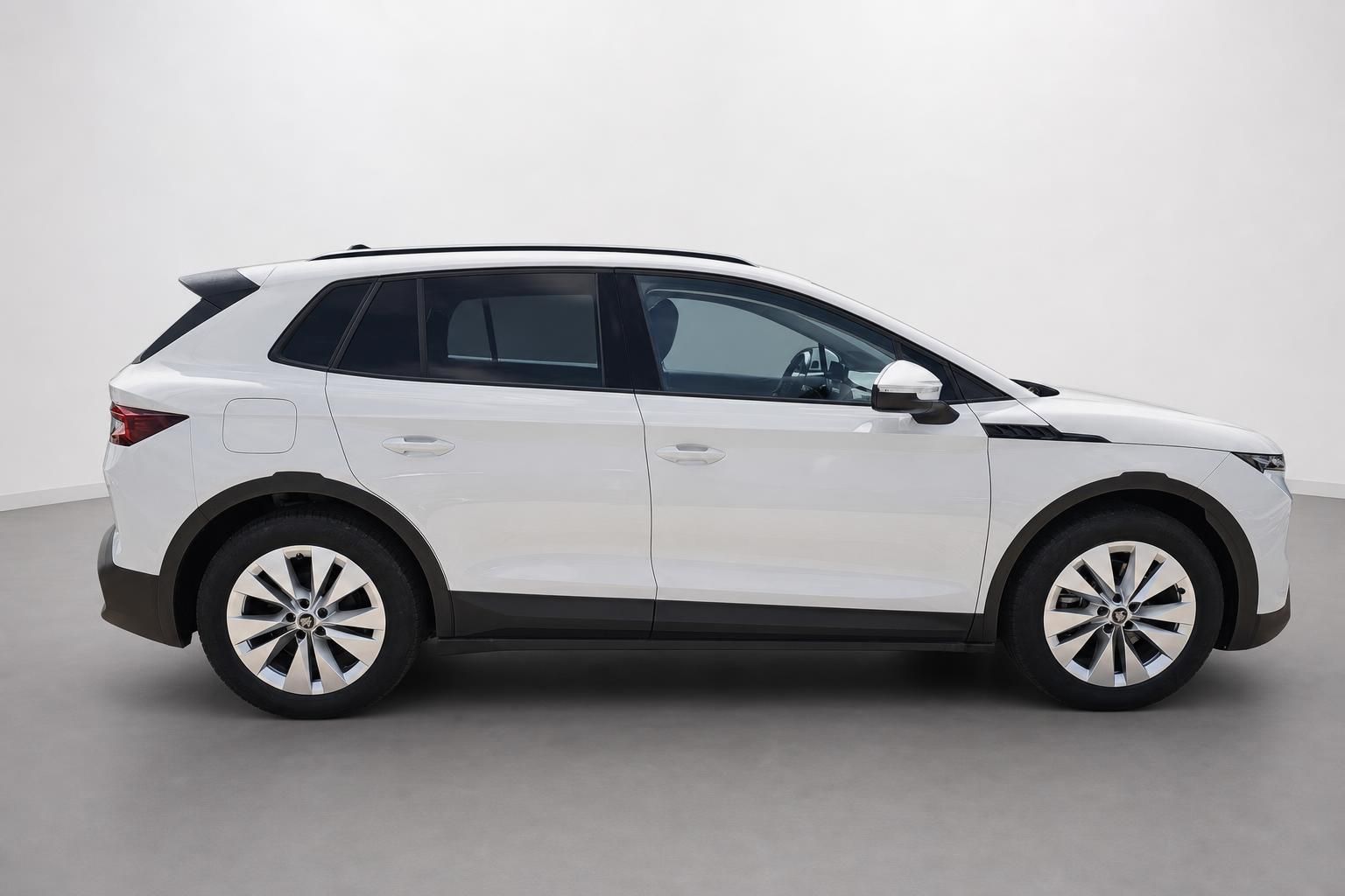 Skoda Elroq in Weiss, Seitenansicht im Fotostudio
