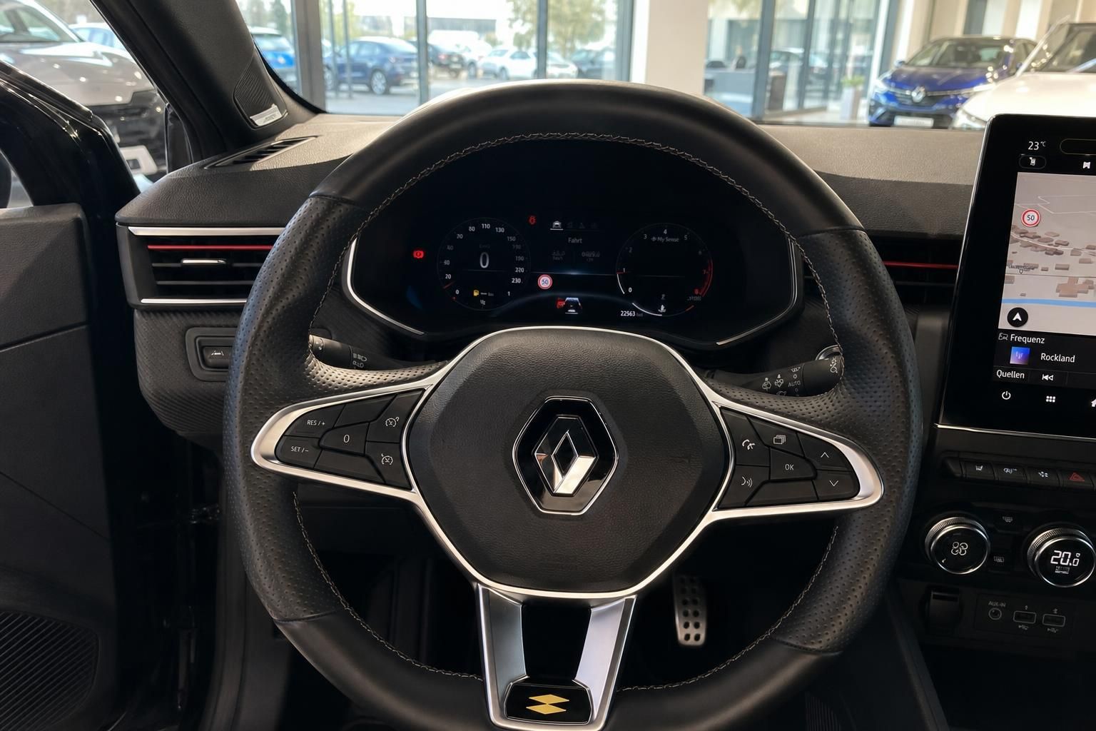 Renault Lederlenkrad mit Multifunktionstasten, Digitaltacho und Touchscreen im Innenraum