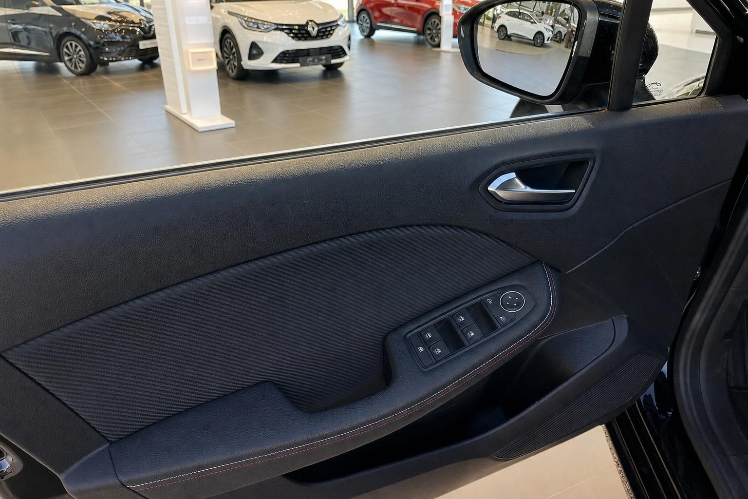 Renault Fahrzeugtür innen mit Fensterheberschaltern, Türverkleidung und Außenspiegel