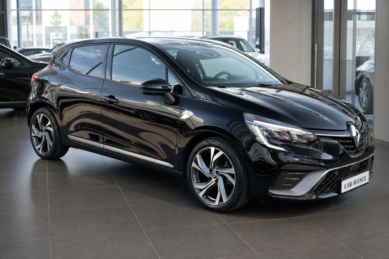 Renault Clio schwarz Frontansicht schräg links im Autohaus – sportlicher Kleinwagen