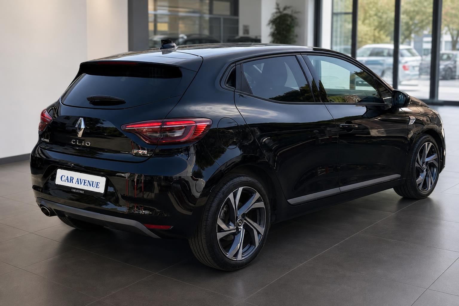 Renault Clio schwarz Heckansicht schräg links im Autohaus – LED-Rückleuchten