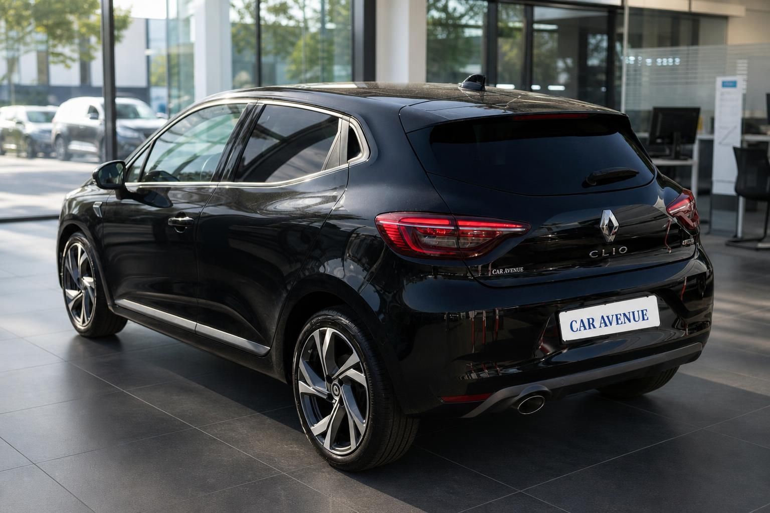 Renault Clio schwarz Heckansicht schräg rechts im Showroom – 5-türiger Kleinwagen